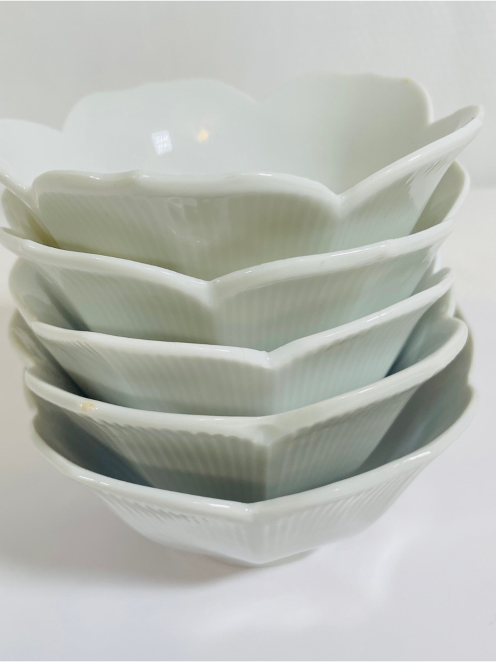 Vintage White Milk Glass Lotus Petal Bowls Scalloped Dessert Set of 5. - Picture 2 of 8